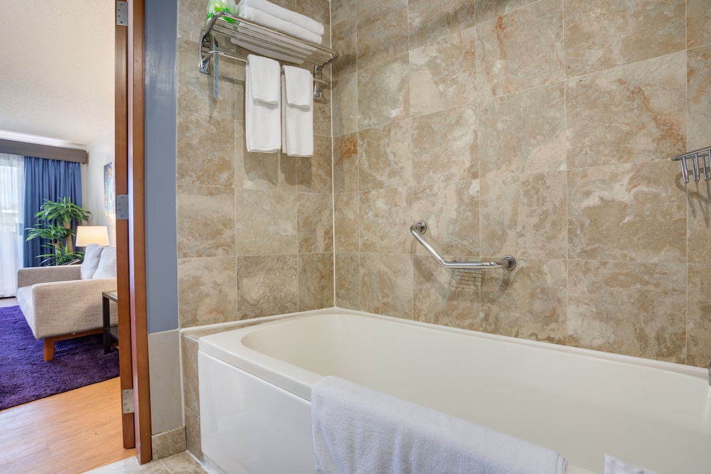Guam Plaza Resort & Spa 68/69