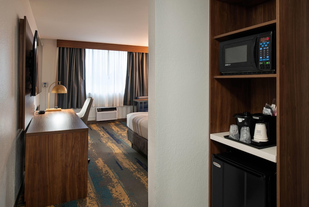 La Quinta Inn & Suites by Wyndham Seattle Sea-Tac Airport 23/48