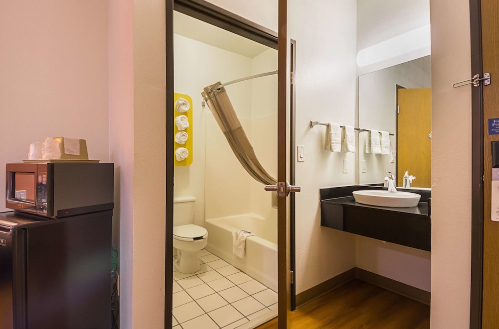 Motel6 Irving, TX - Irving DFW Airport South 24/25