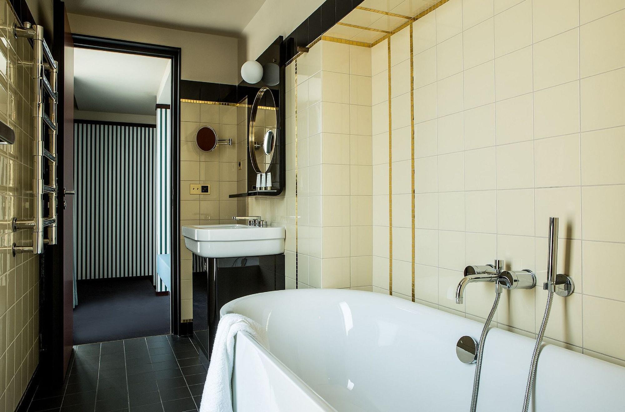غرفة ديلوكس بشرفة، Hotel du Rond-Point des Champs-Elysees 2/2