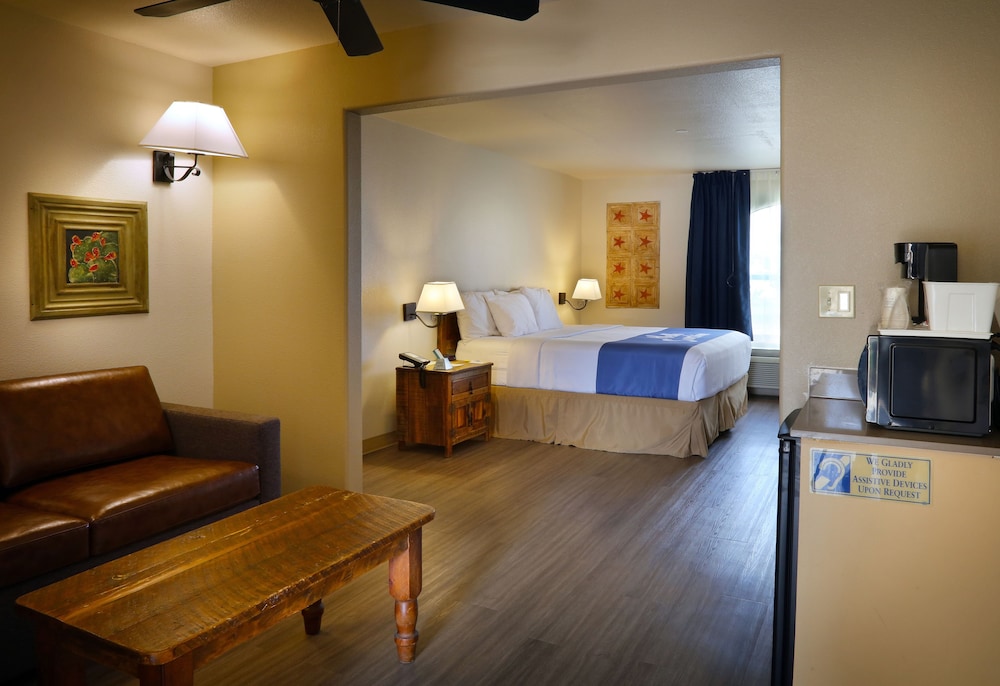 Days Inn Suites Llano 28/36