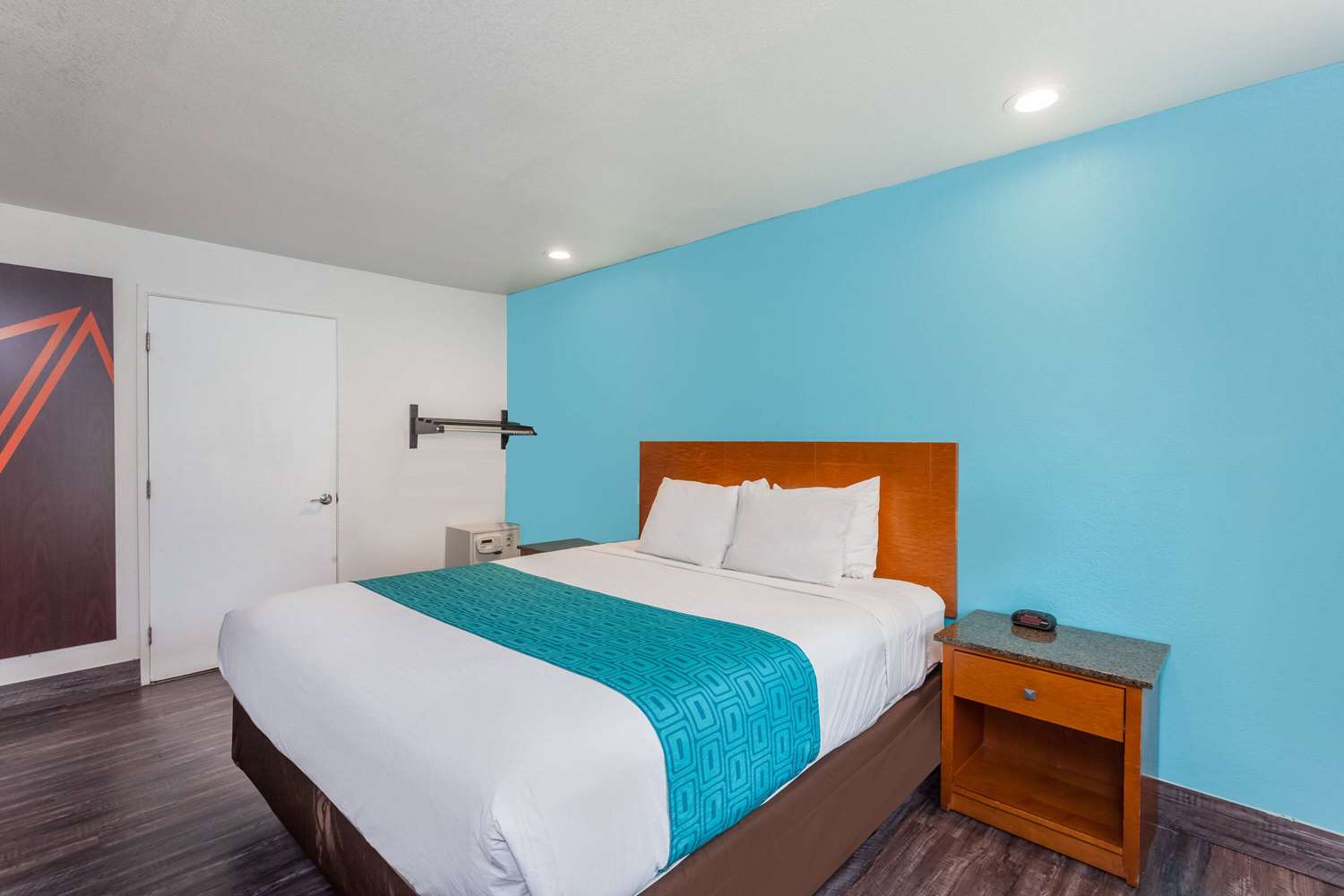 Howard Johnson by Wyndham National City/San Diego South 8/12