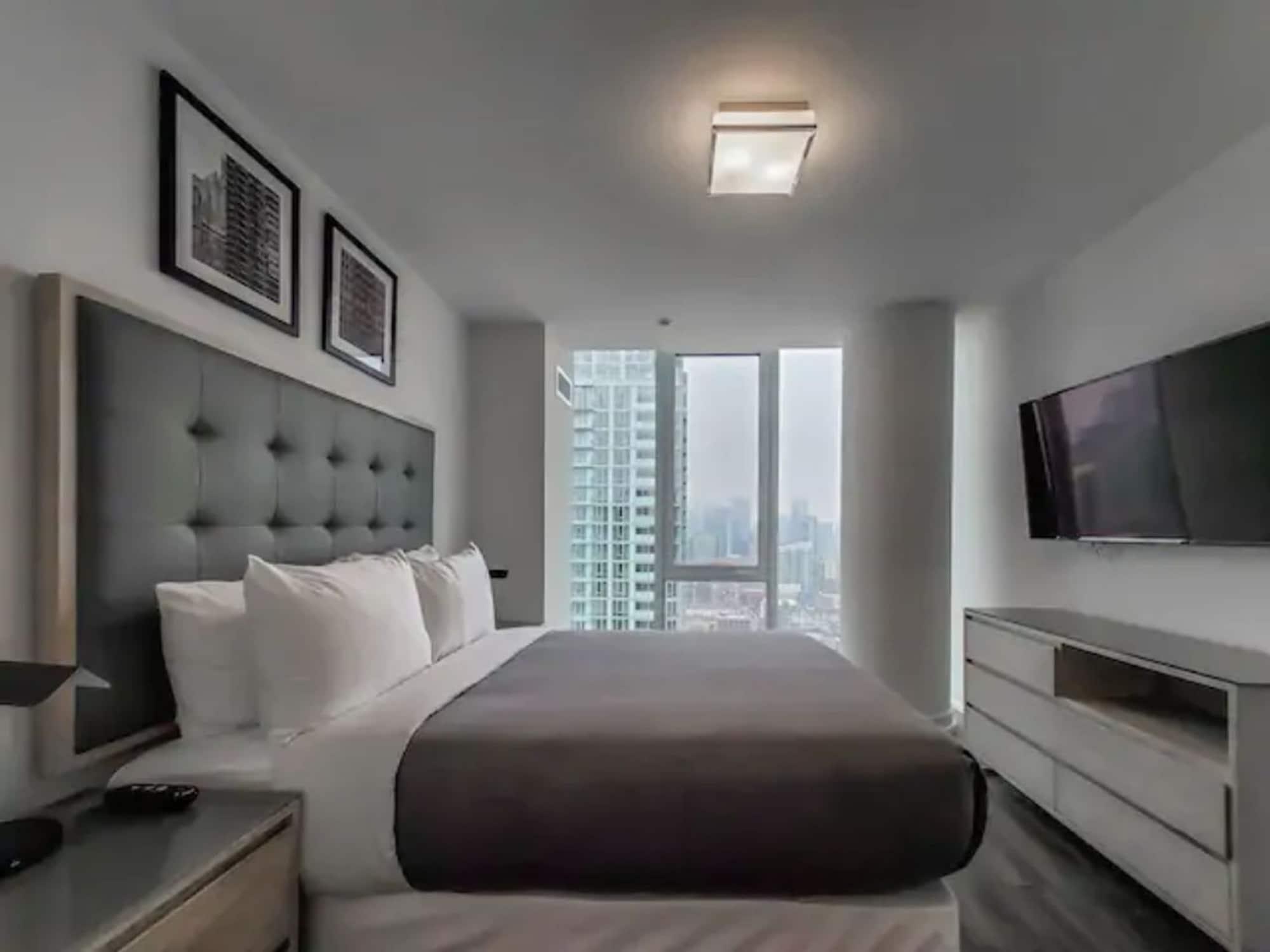 Deluxe, Multiple Beds, City View 2/5