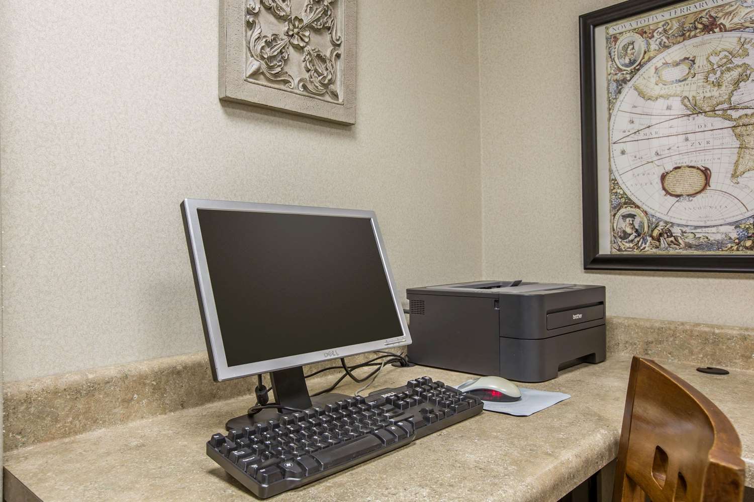 Quality Inn And Suites Hanes Mall 19/23
