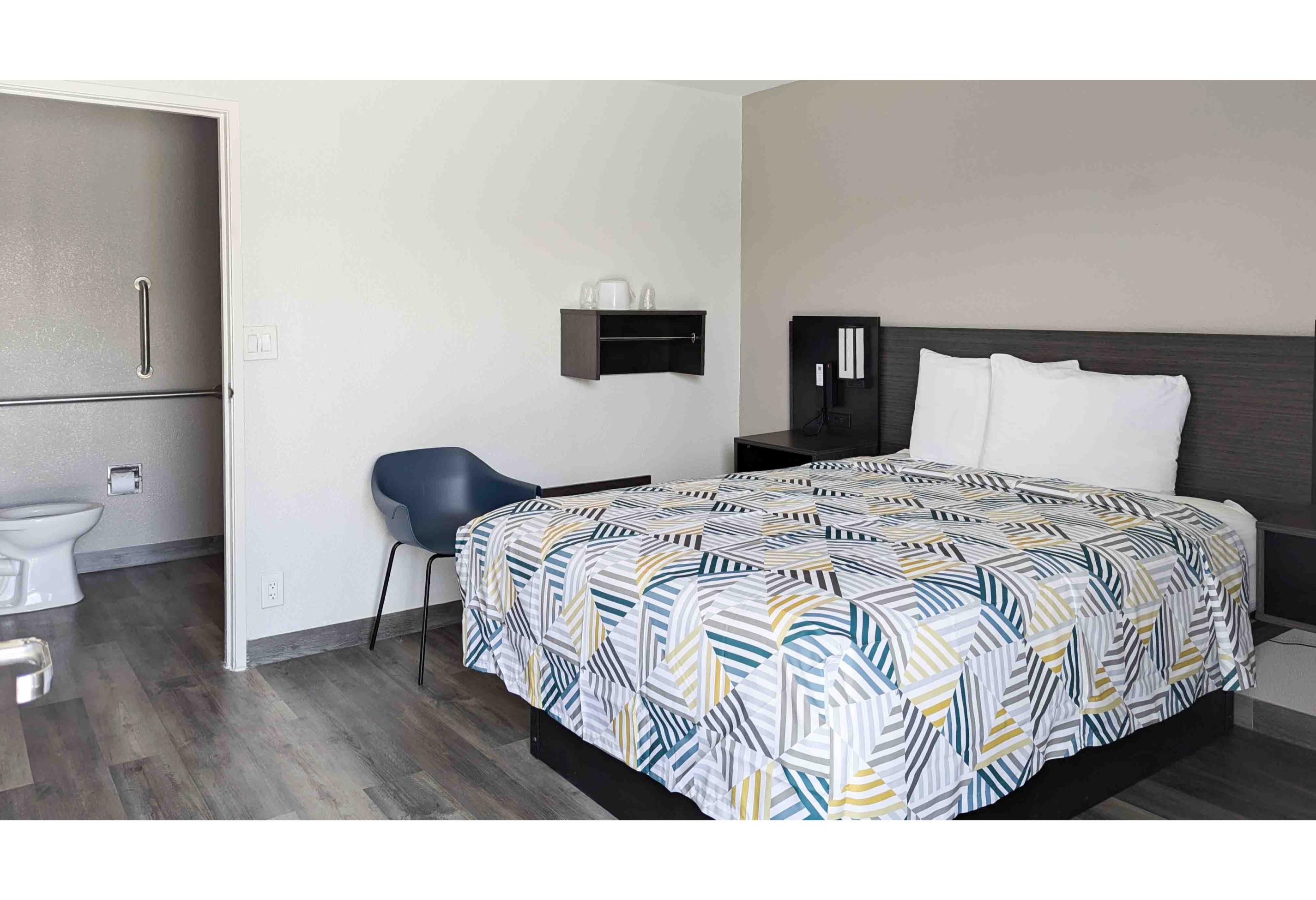 1 Queen Bed - ADA/RI Shower/Non-Smoking