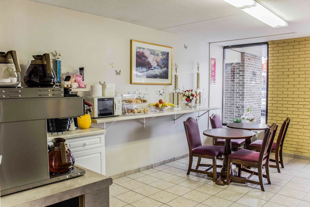 Econo Lodge Creedmoor - Butner 22/26