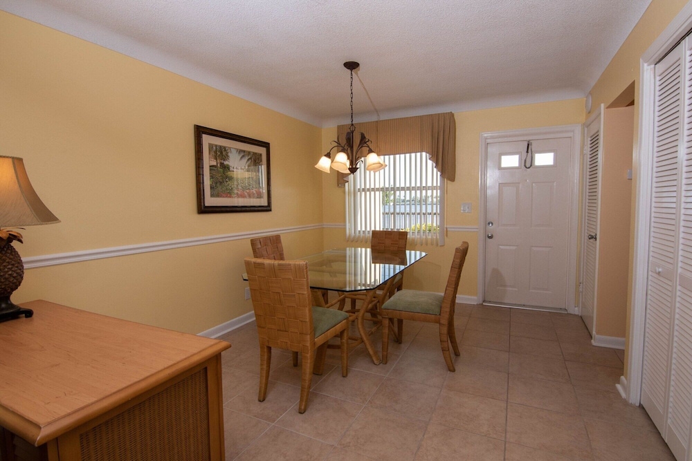 PALM BEACH WATERFRONT SUITES 48/67
