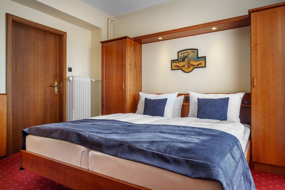 ROOM, DOUBLE BED