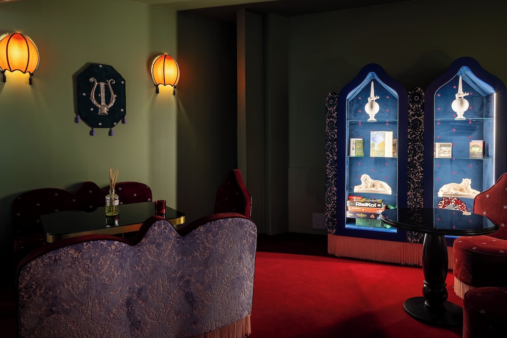 Hotel Number Nine 44/60