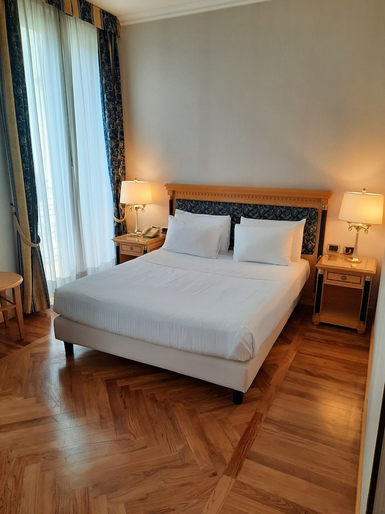 SUPERIOR, DOUBLE OR TWIN BED