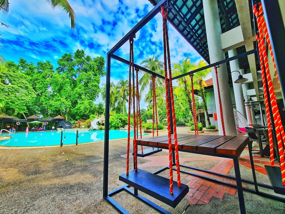 SABAH HOTEL SANDAKAN 64/69