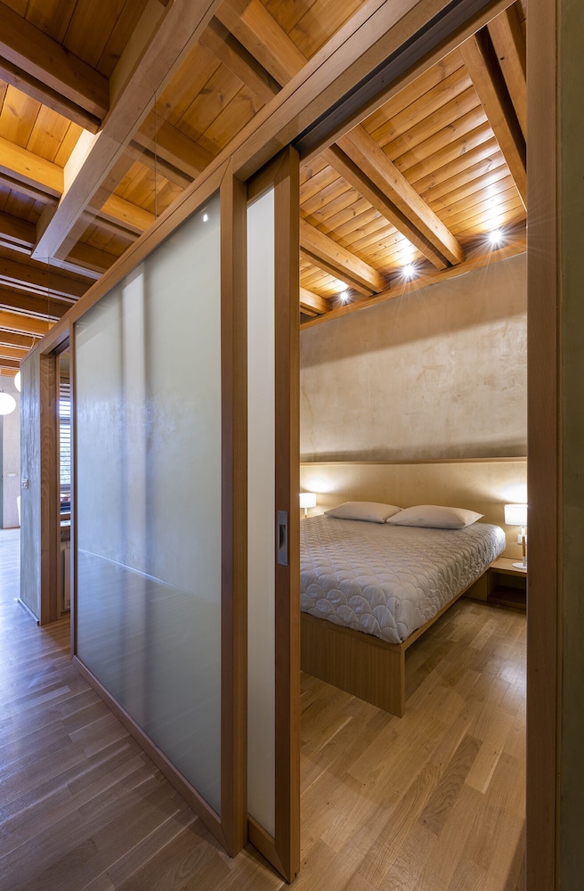 Polixenys Suites 20/46