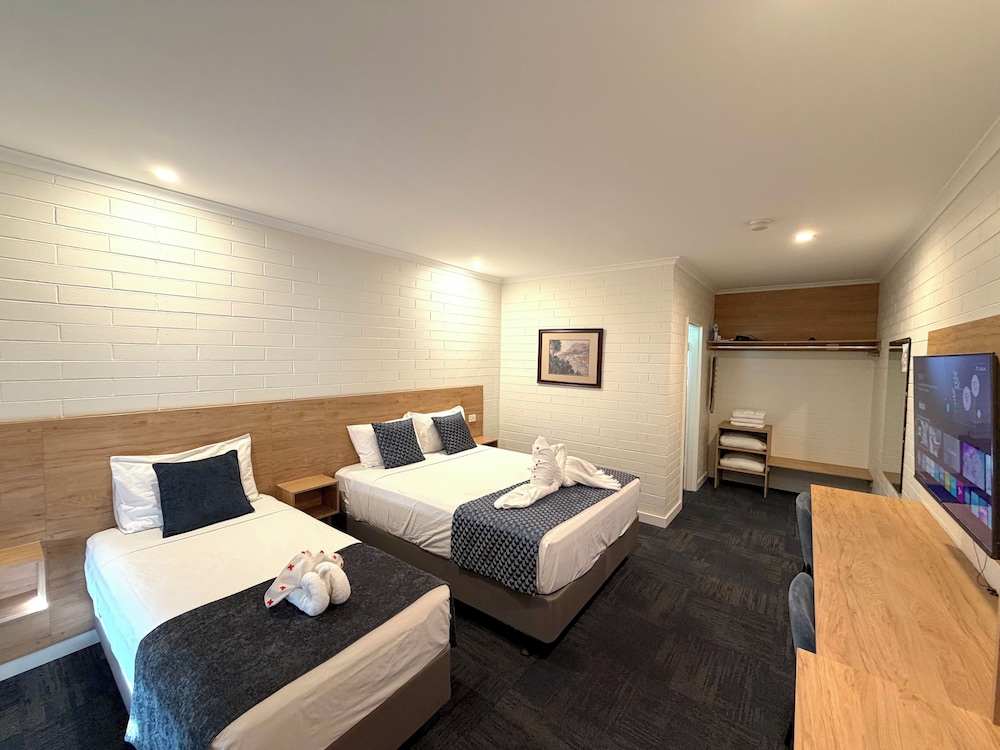 Superior, Twin Beds, 1 Queen and 1 Single Bed