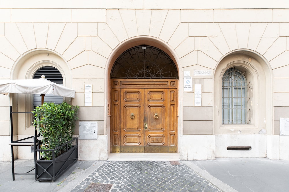 RESIDENZA VATICANA 36/56