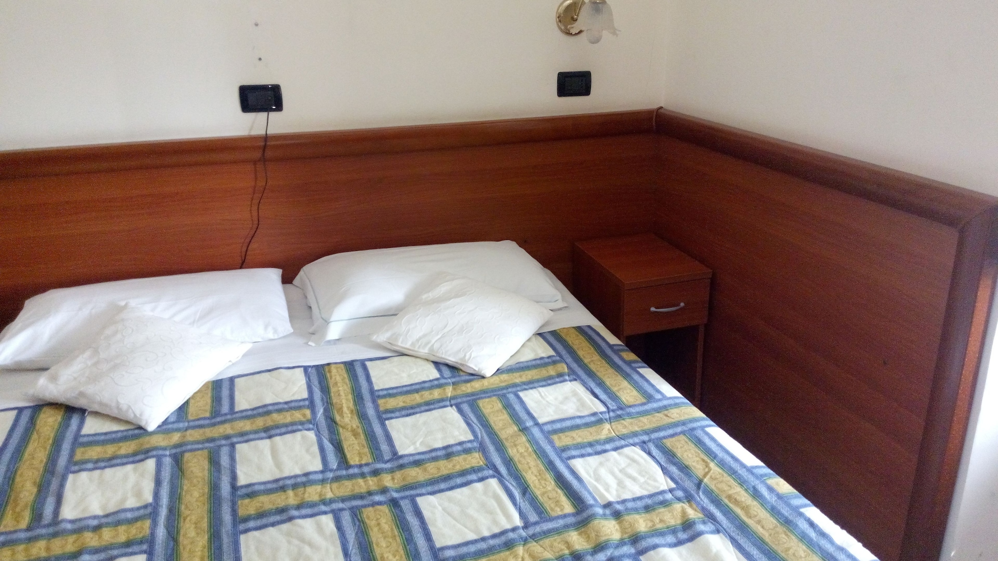 ROOM, SINGLE