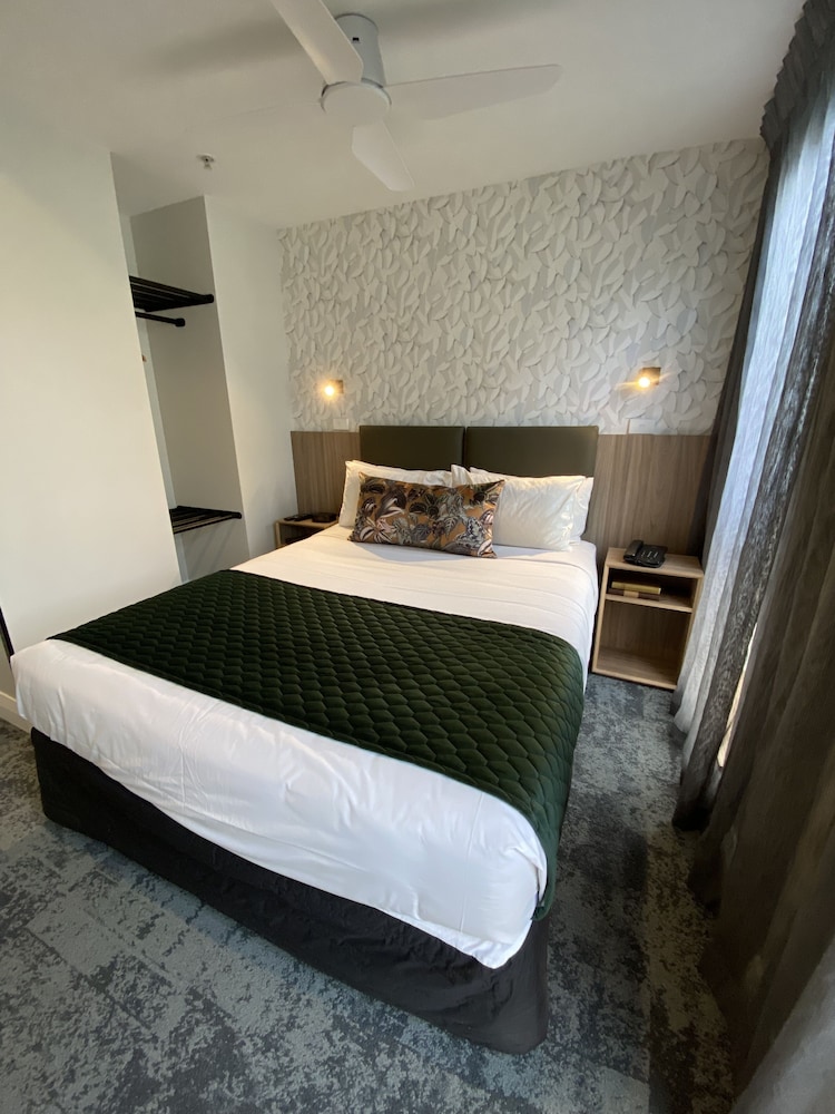 DELUXE, DOUBLE BED