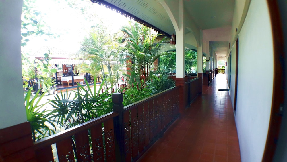 Khum Nakhon Hotel 11/47
