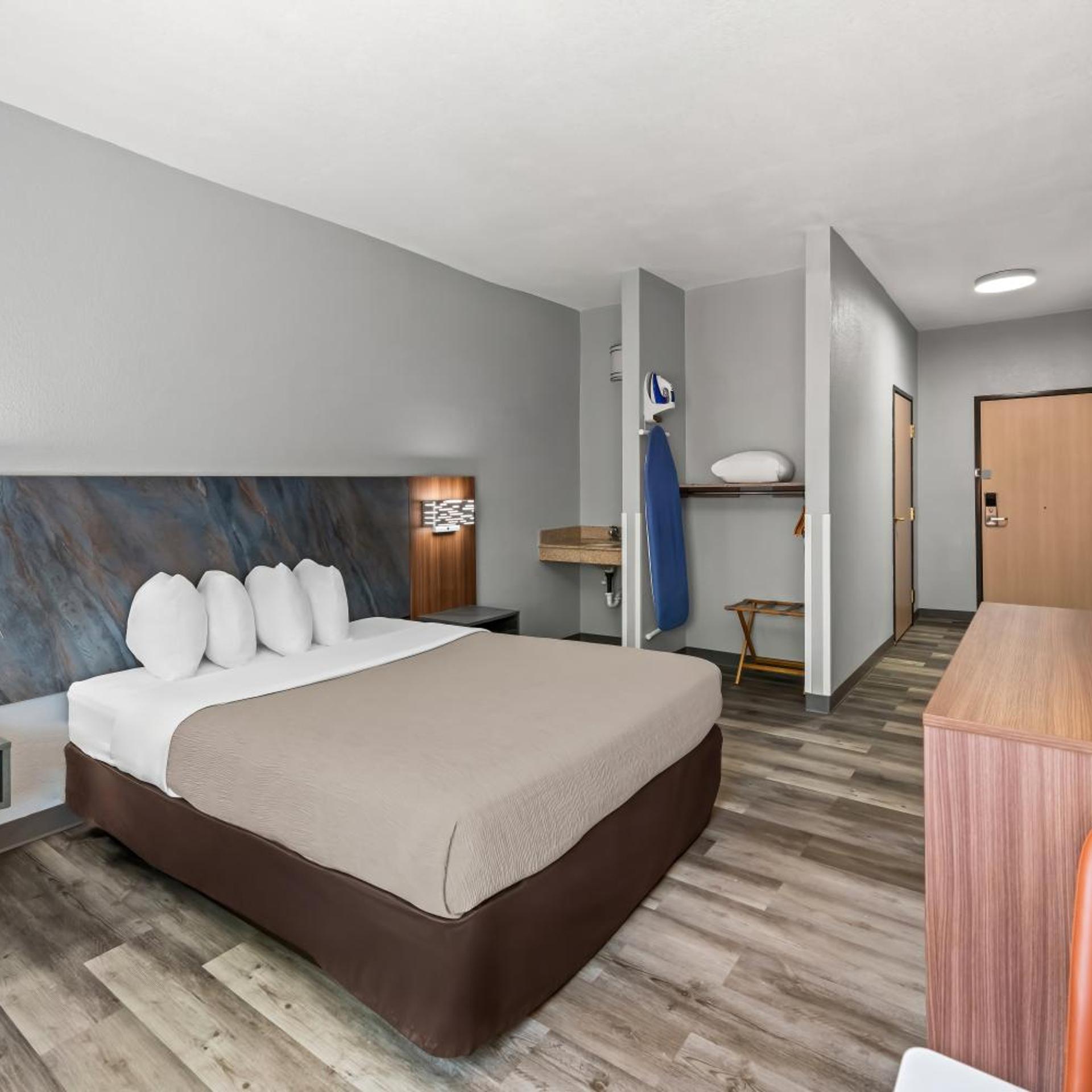 Efficiency, Queen Bed, Accessible
