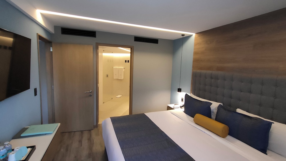 MASTER, KING BED, BALCONY
