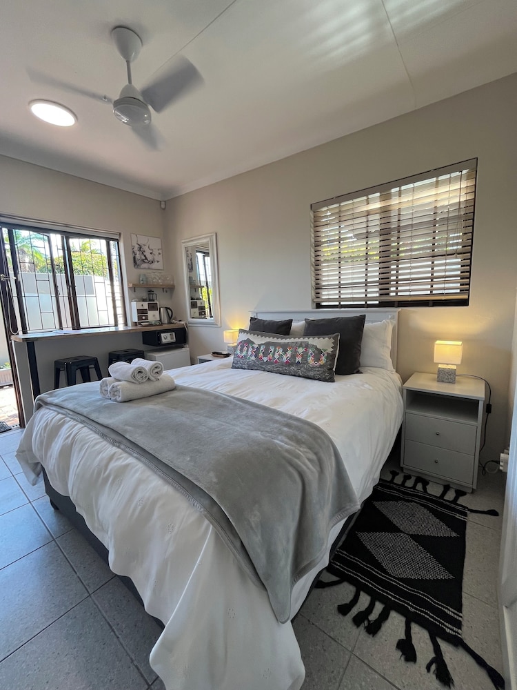 Dolphin Circle Bed and Breakfast 9/50