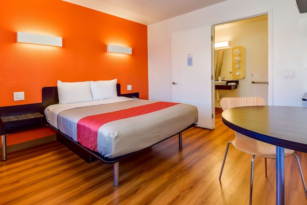 Motel6 Riverside, CA - South 30/51