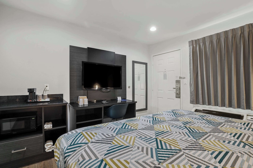 Studio6 Suites Escondido, CA 15/25
