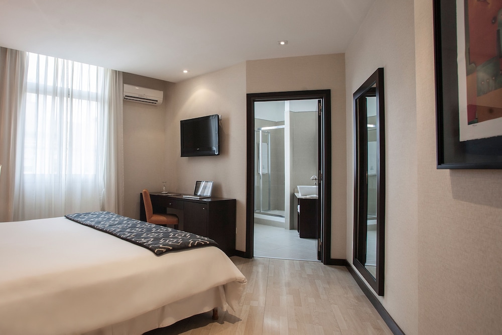 SUPERIOR, QUEEN BED