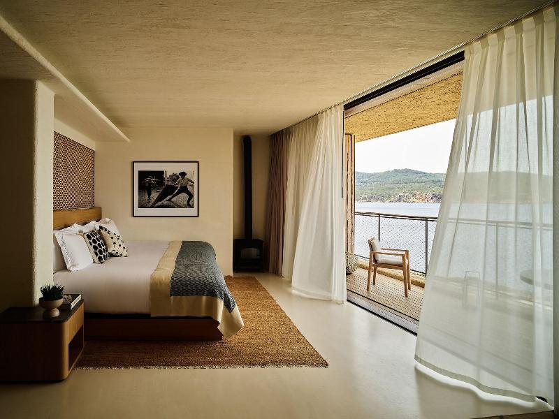 Cave, Suite, King Bed