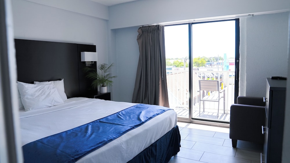 SUITE, KING BED, OCEAN FRONT