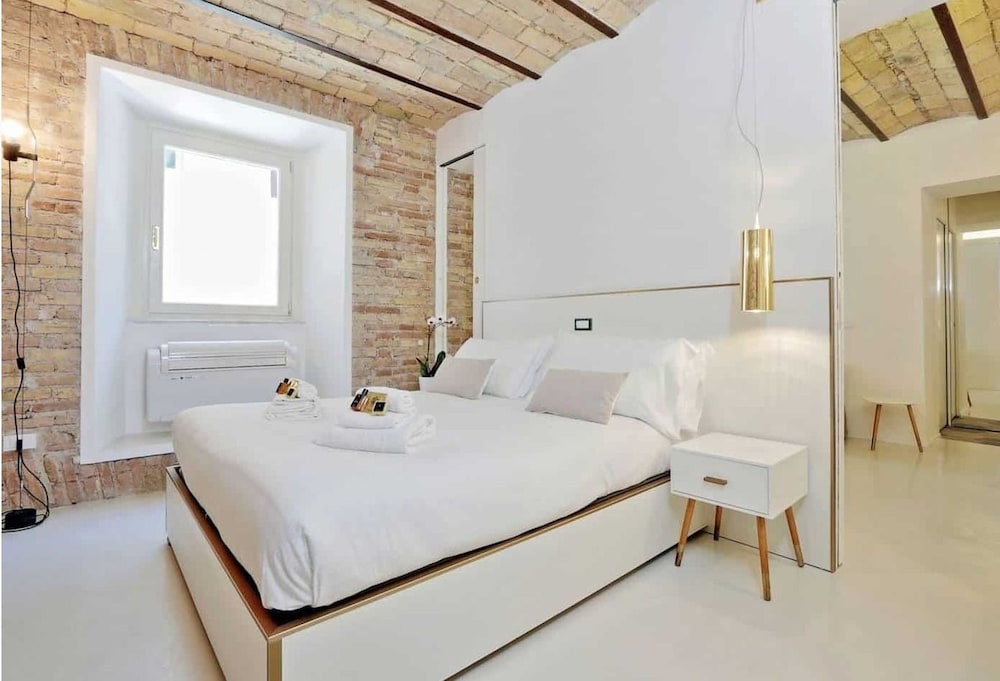 Charming flat near Colosseum 3/9