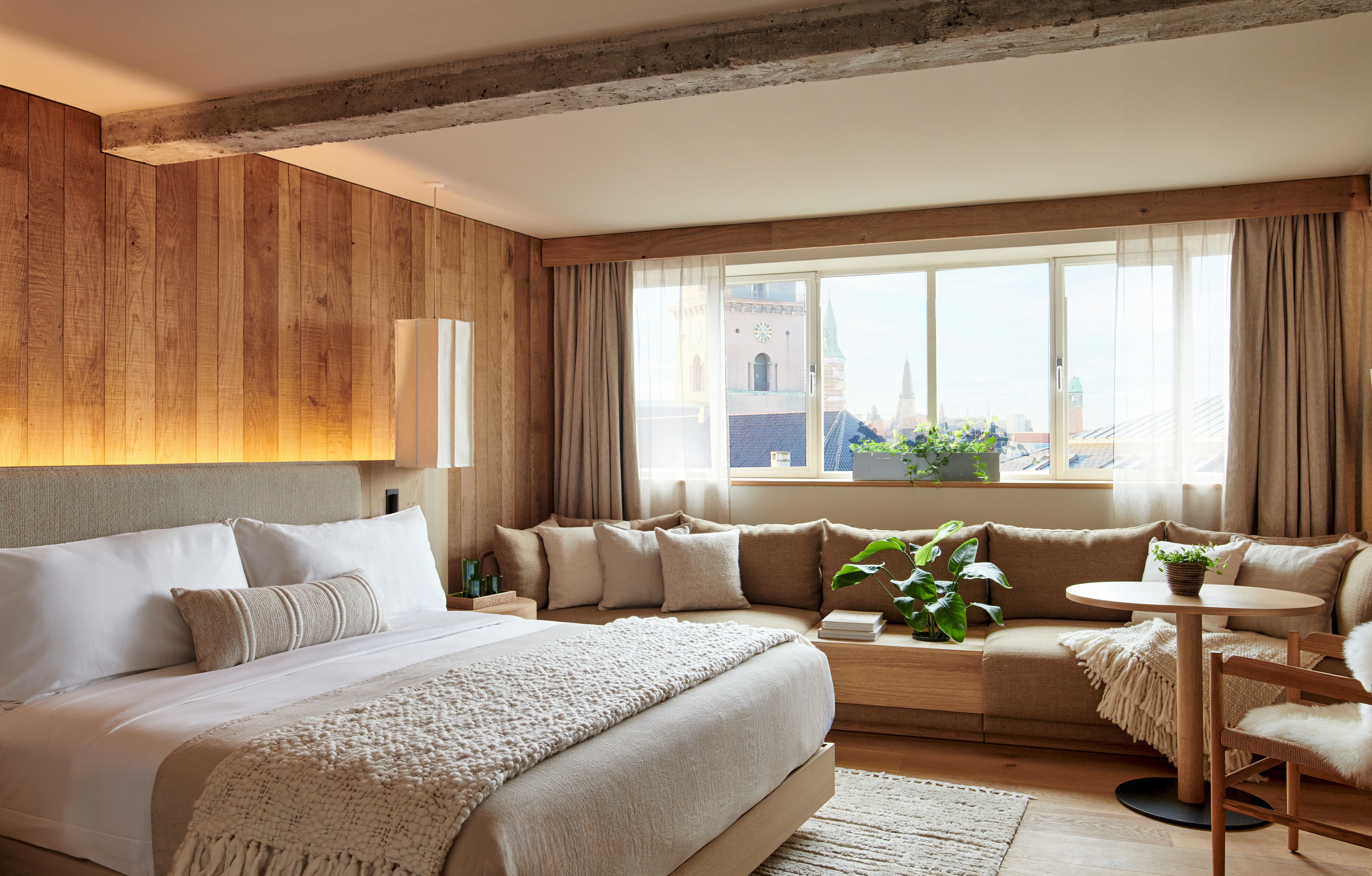 SKYLINE, KING BED