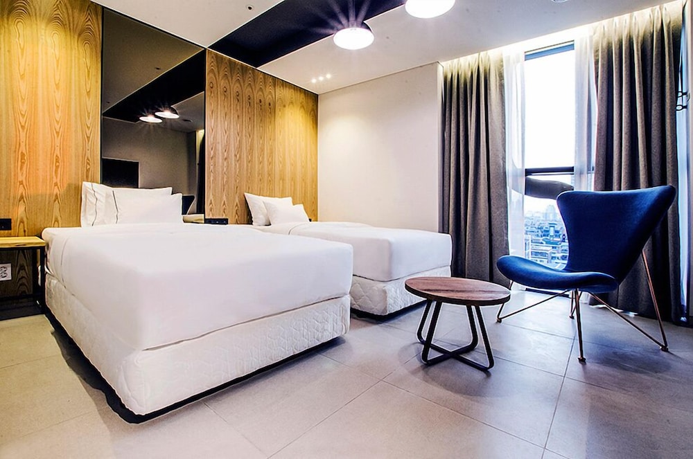 DELUXE, TWIN BEDS