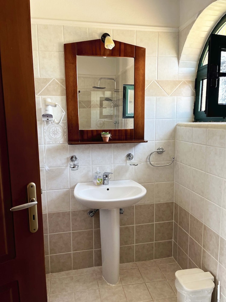 Skandalis Traditional Suites 45/50