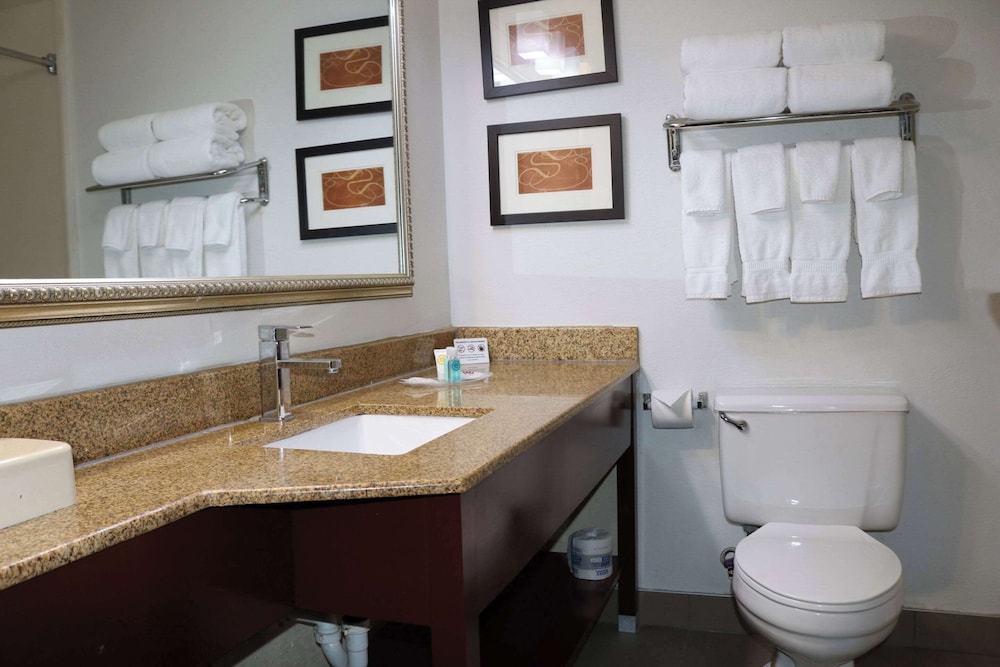 جناح بسرير كينج بجاكوزي، Comfort Suites Near Casinos 10/10