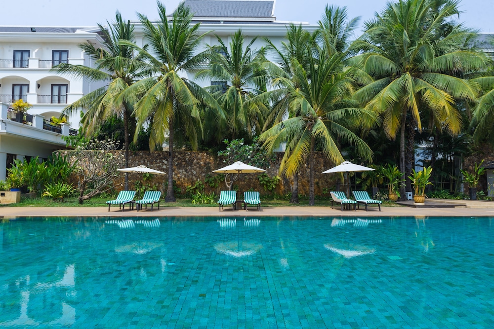 Lotus Blanc Resort 65/70