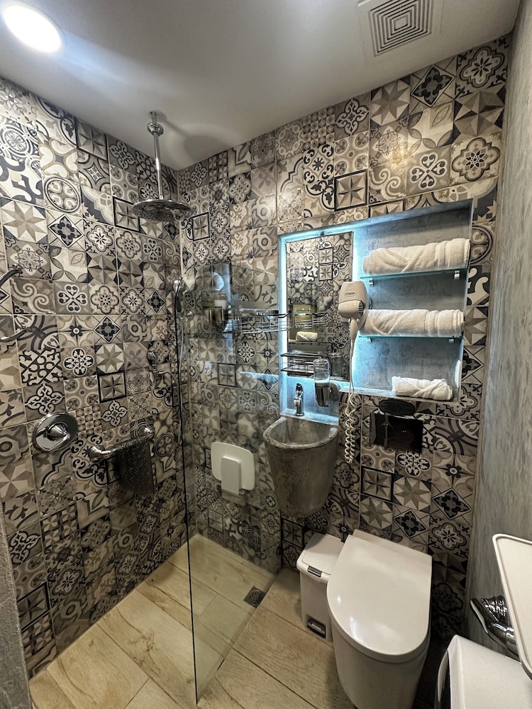Berlor Airport Inn 50/50