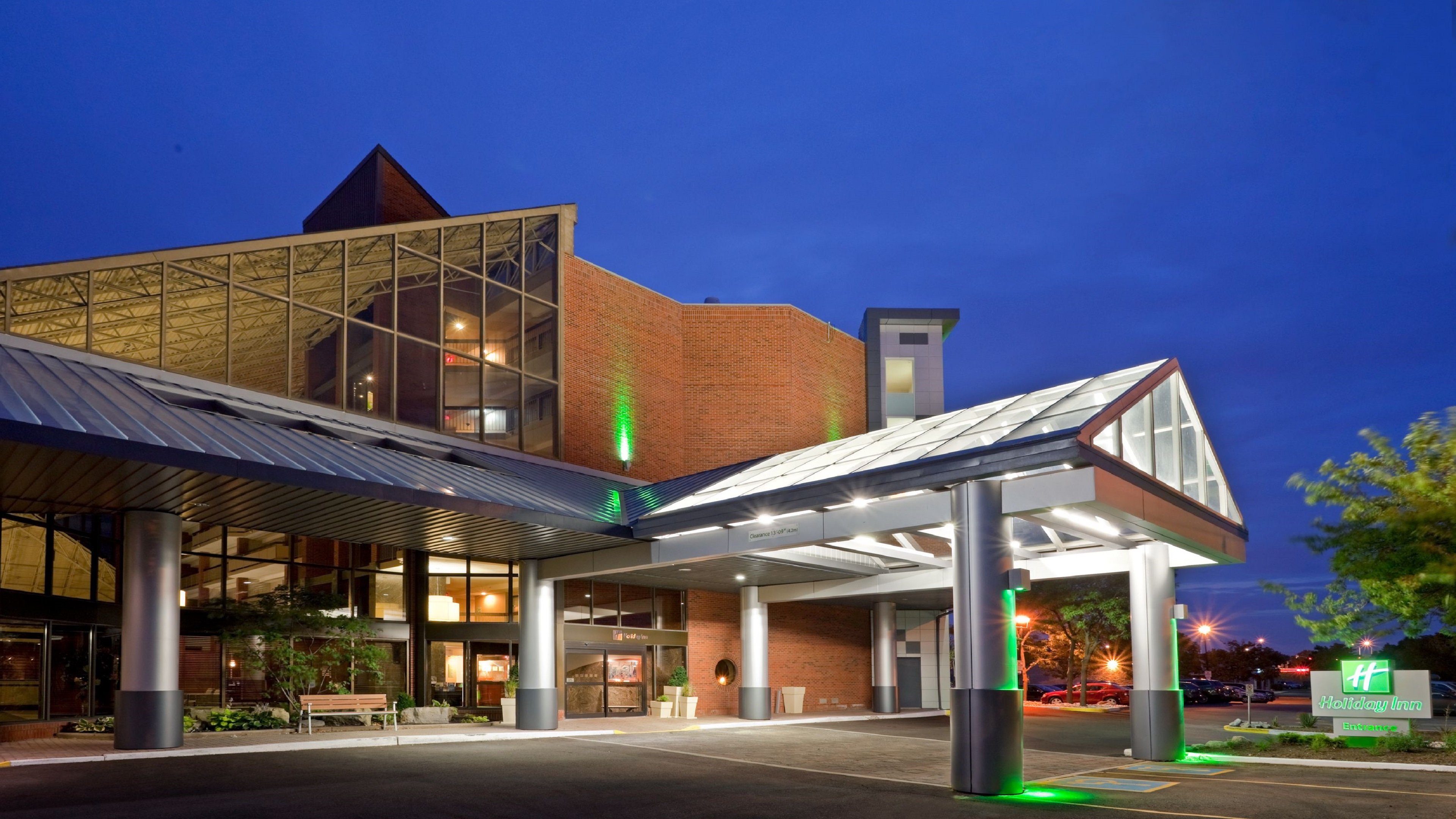 Holiday Inn Oakville Centre 4/81