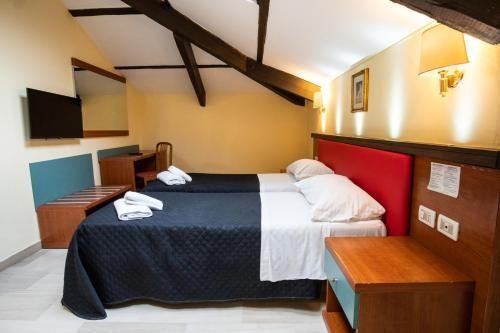 TWIN ROOM