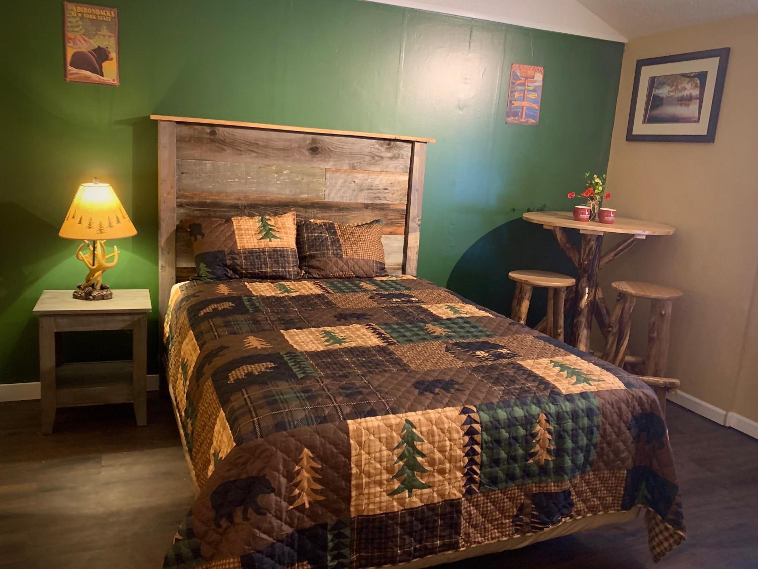 Studio, Queen Bed, The Motel Montreal 2/2