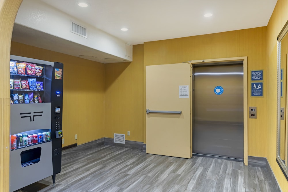 Best Western Plus Fresno Inn 14/50