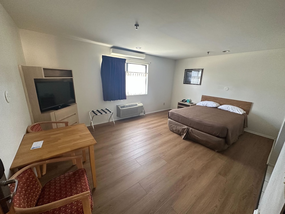 Jolly Roger Hotel 33/48