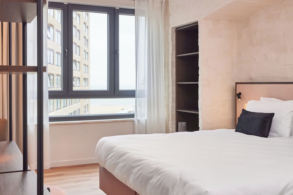 Superior, Queen Bed, Front View