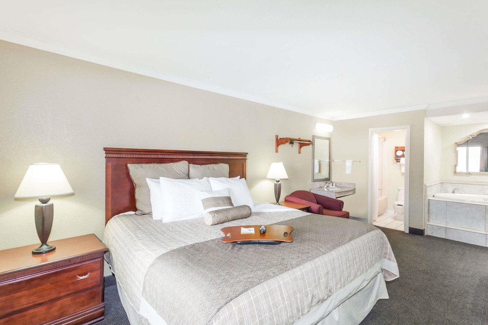Days Inn By Wyndham Destin 18/40