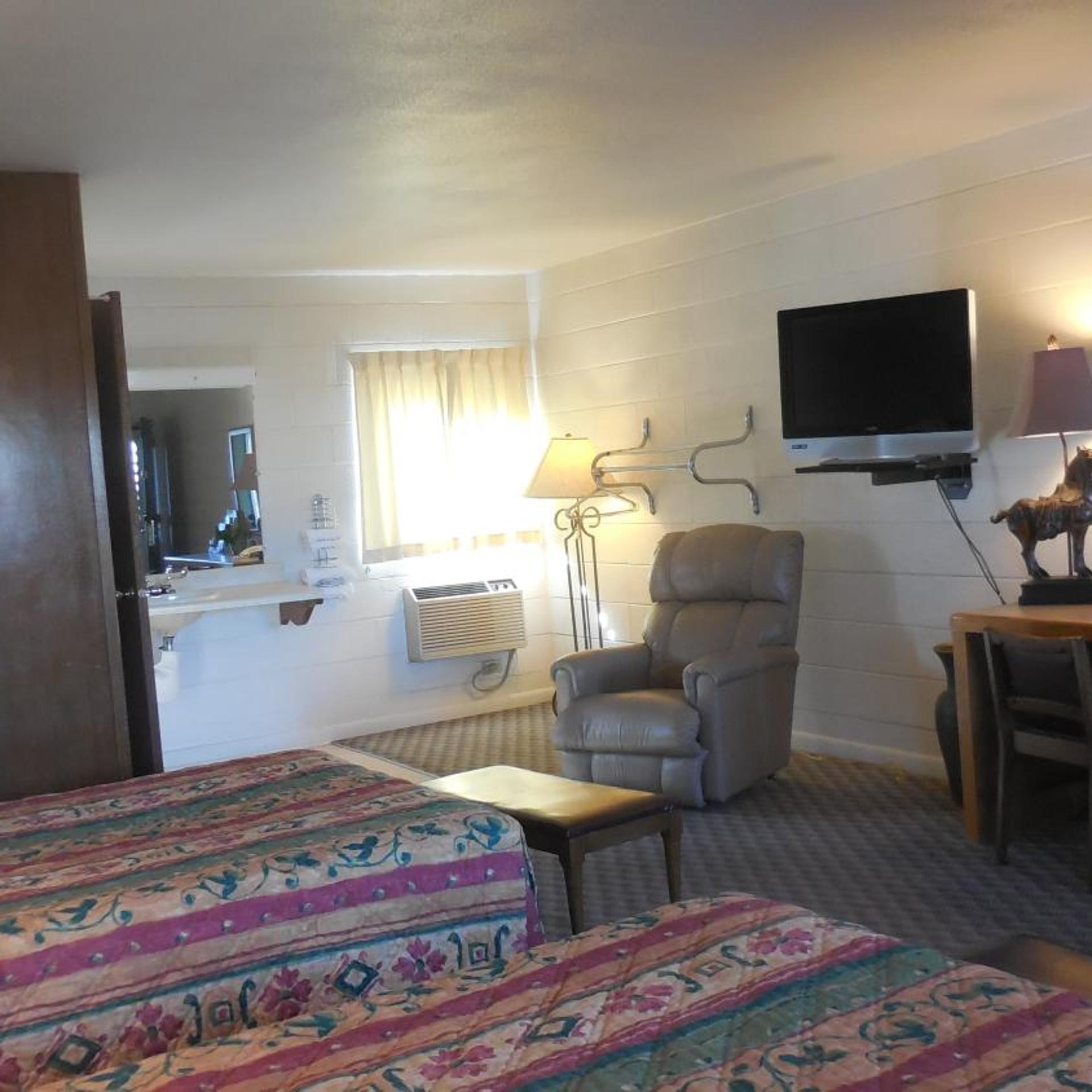 Budget Host 254 Inn Loveland 25/28