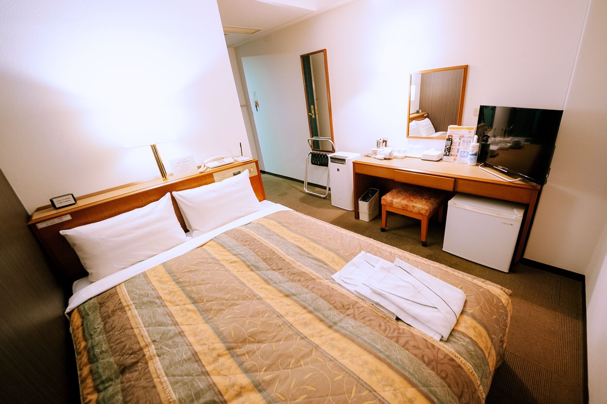 SEMI ROOM, SINGLE, SEMI DOUBLE BED