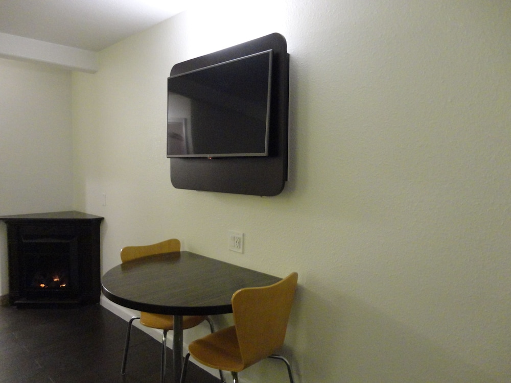 Motel 6 Monterey Downtown 50/66