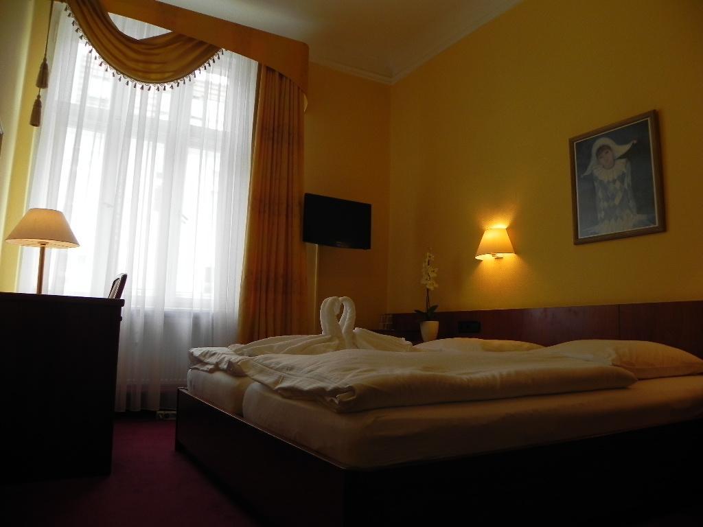 Room, Twin Beds, External Bathroom