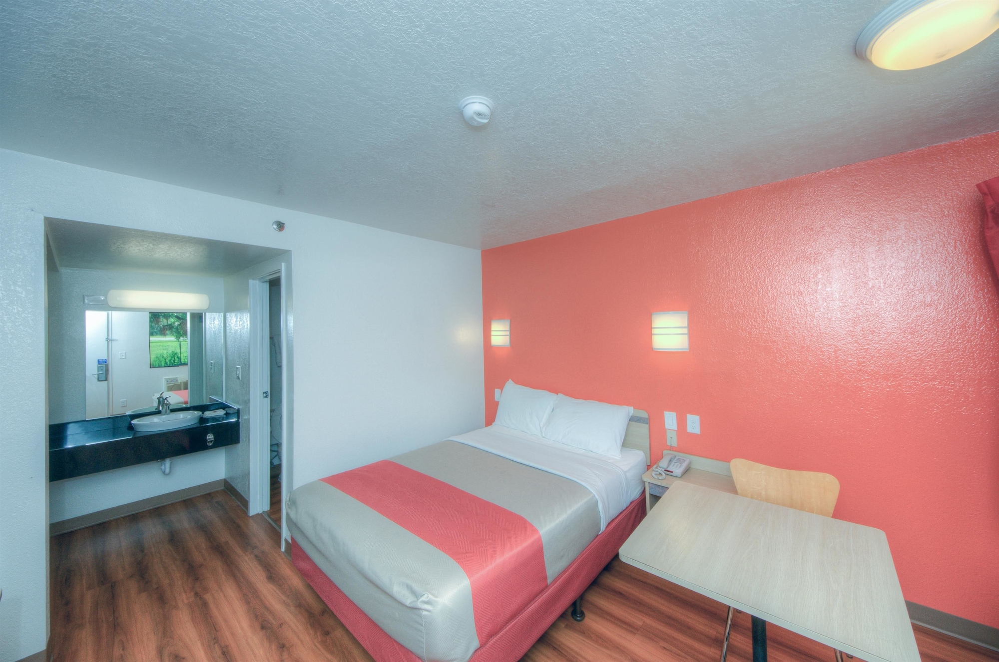 غرفة قياسية بسرير كوين، Motel6 Bradenton, FL 4/10