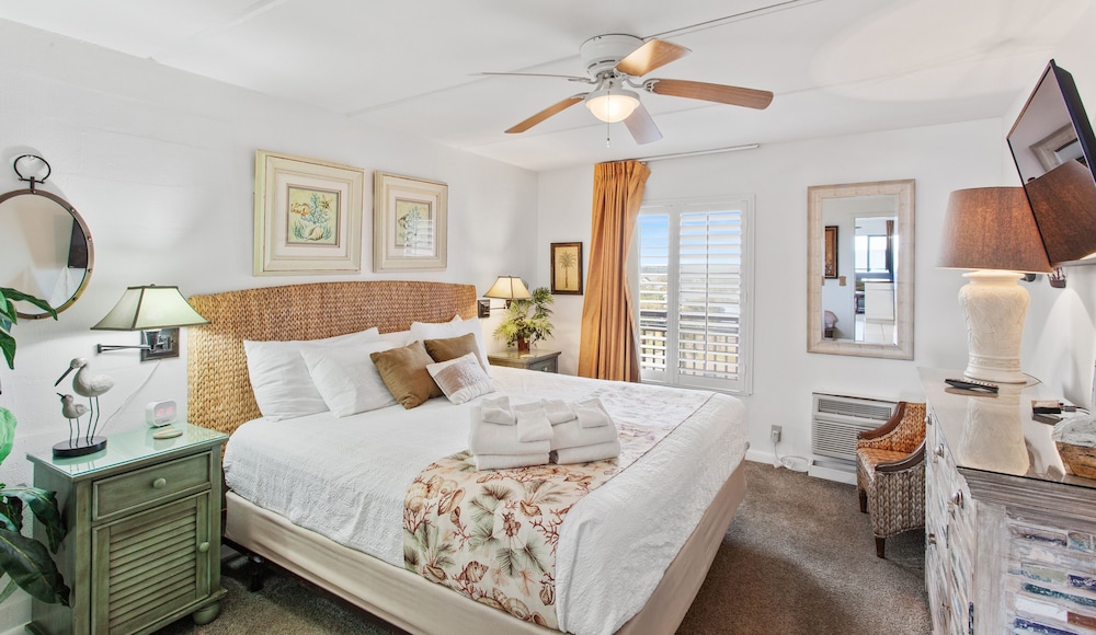 Condo, Senior, King Bed, Sofa