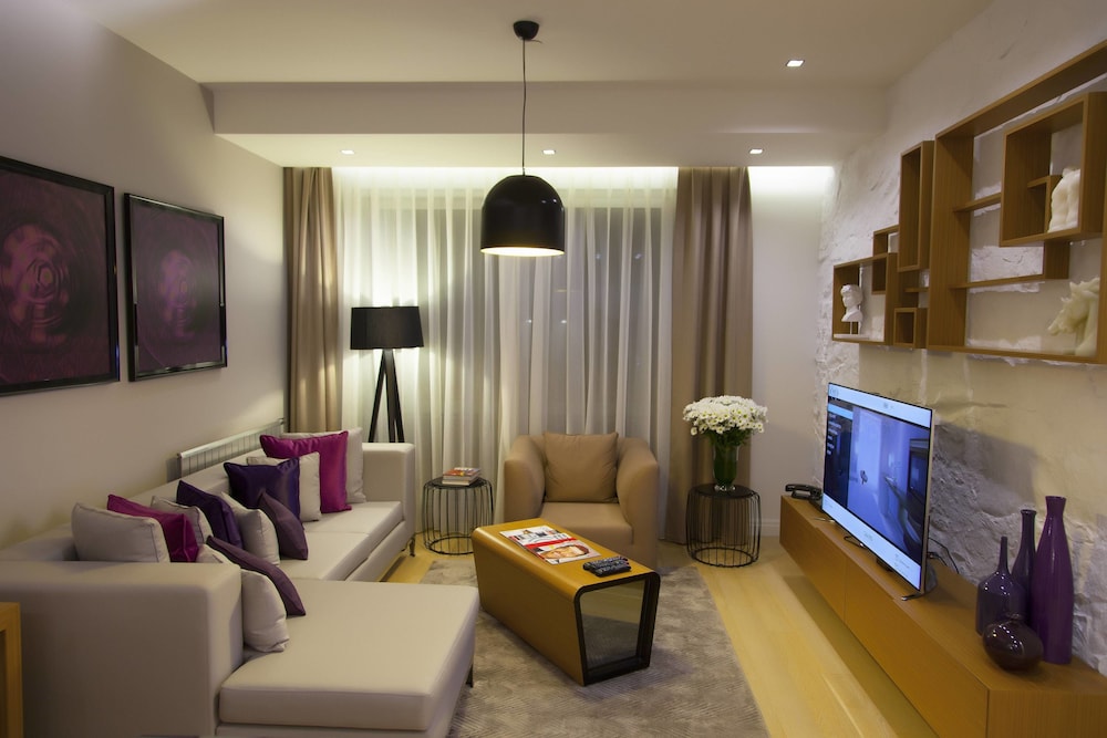 The Leos Residence 40/60